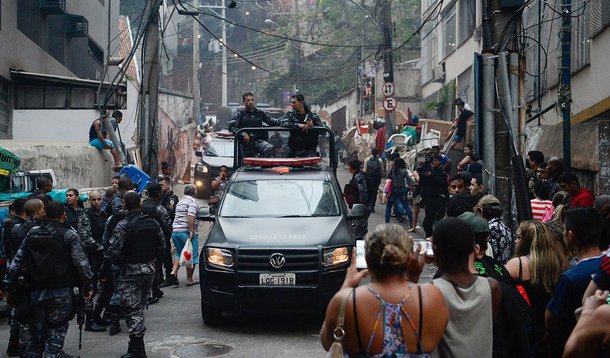 10/10/2016. Crédito: Fernando Frazão/Agência Brasil. Brasil. Rio de Janeiro - RJ. Operação policial após ataques às bases das Unidades de Polícia Pacificadora (UPP) nas comunidades do Cantagalo e Pavão-Pavãozinho, em Copacabana.