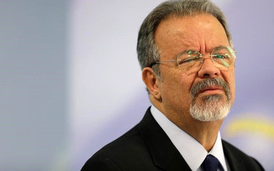 O ministro da Defesa do Brasil, Raul Jungmann, durante coletiva de imprensa em Brasília 25/05/2017 REUTERS/Ueslei Marcelino