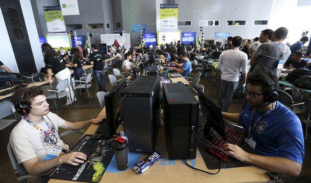 Brasília - Profissionais e entusiastas da tecnologia participam da Campus Party, em Brasília (Marcelo Camargo/Agência Brasil)