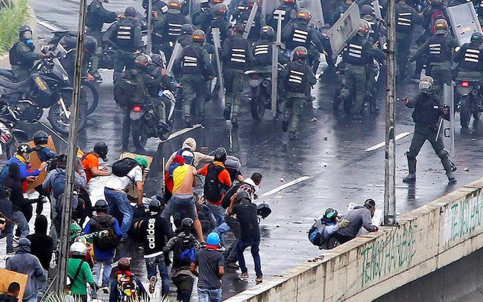 Confronto durante protesto em Caracas, na Venezuela. 19/6/2017 REUTERS/Christian Veron