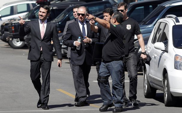Presidente do Comitê Olímpico Brasileiro (COB), Carlos Arthur Nuzman (C), chega à sede da Polícia Federal no Rio de Janeiro. 05/09/2017 REUTERS/Ricardo Moraes