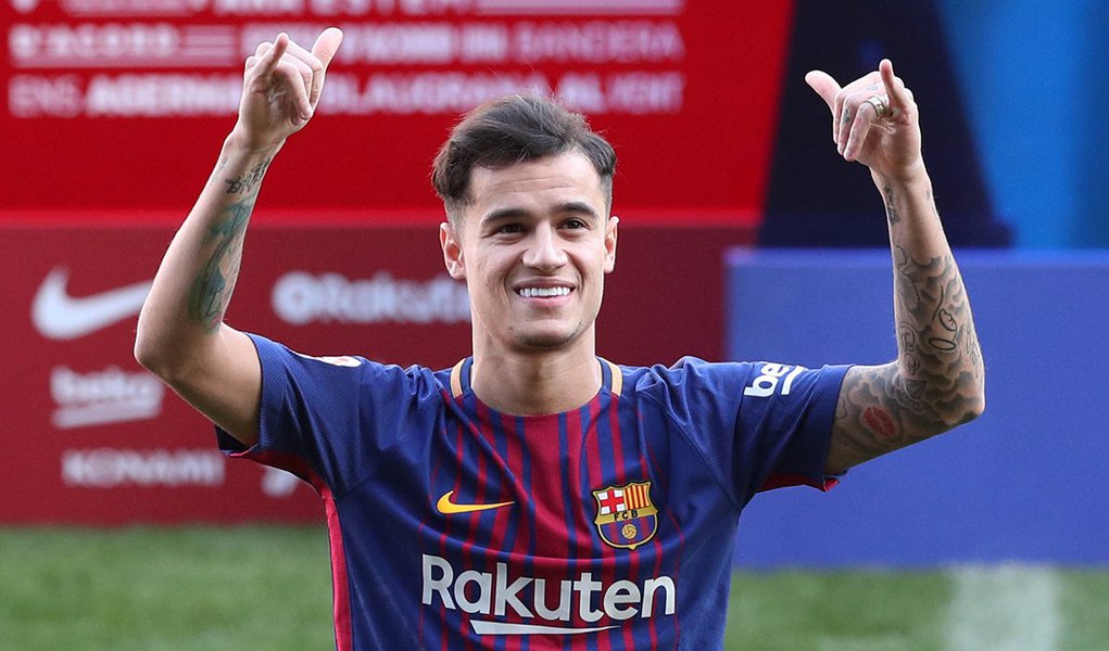 Philippe Coutinho durante apresentação no Barcelona, na Espanha 08/01/2018 REUTERS/Albert Gea