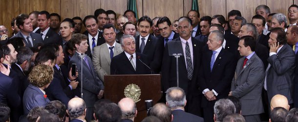 Brasília - O presidente interino Michel Temer faz discurso durante cerimônia de posse aos ministros de seu governo, no Palácio do Planalto (Valter Campanato/Agência Brasill)