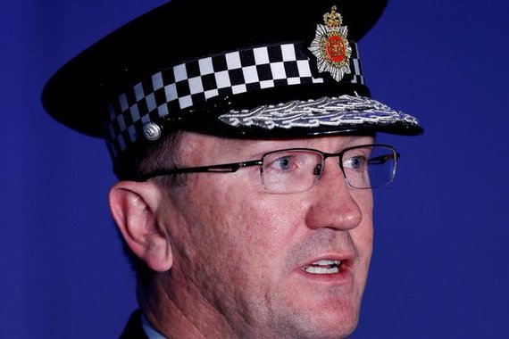 Ian Hopkins, chefe da polícia de Manchester, dá entrevista perto da Manchester Arena 23/05/2017 REUTERS/Jon Super