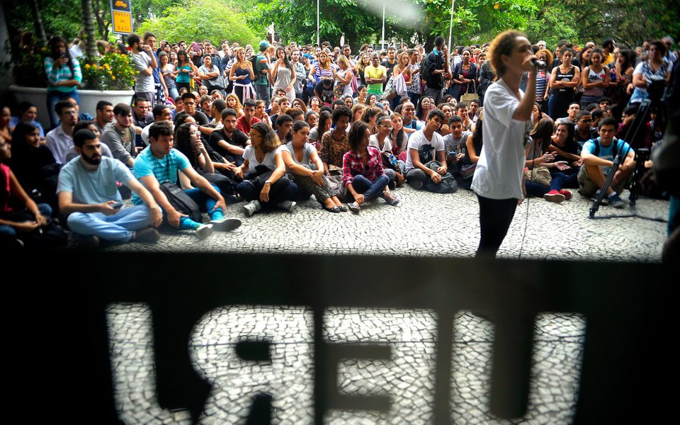 Rio de Janeiro - Alunos da Uerj ocupam o campus da universidade no Maracanã, em protesto pelo não pagamento das bolsas dos estudantes e dos salários de servidores terceirizados (Tânia Rêgo/Agência Brasil)