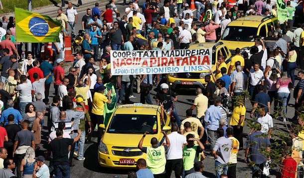 Rio de Janeiro - Taxistas protestam contra aplicativos de transportes de passageiros em carro particular, como nos serviços oferecidos por empresas como Uber e 99 Pop (Tânia Rêgo/Agência Brasil)