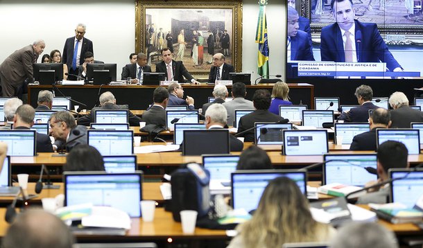 Brasília - Comissão de Constituição e Justiça e de Cidadania (CCJ), realiza sessão para discutir o parecer sobre a denúncia contra o presidente da República, Michel Temer, e os ministros Eliseu Padilha e Moreira Franco (Marcelo Camargo/Agência Brasil)