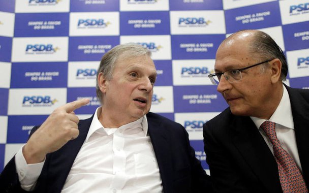 Senator Tasso Jereissati (L) speaks with Governor of Sao Paulo, Geraldo Alckmin during a meeting of the Brazilian Social Democracy Party (PSDB) in Brasilia, Brazil June 12, 2017. REUTERS/Ueslei Marcelino