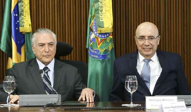 Brasília - O presidente interino Michel Temer e o ministro da Fazenda, Henrique Meirelles, durante reunião com líderes da Câmara e do Senado, no Palácio do Planalto. (Marcelo Camargo/Agência Brasil)