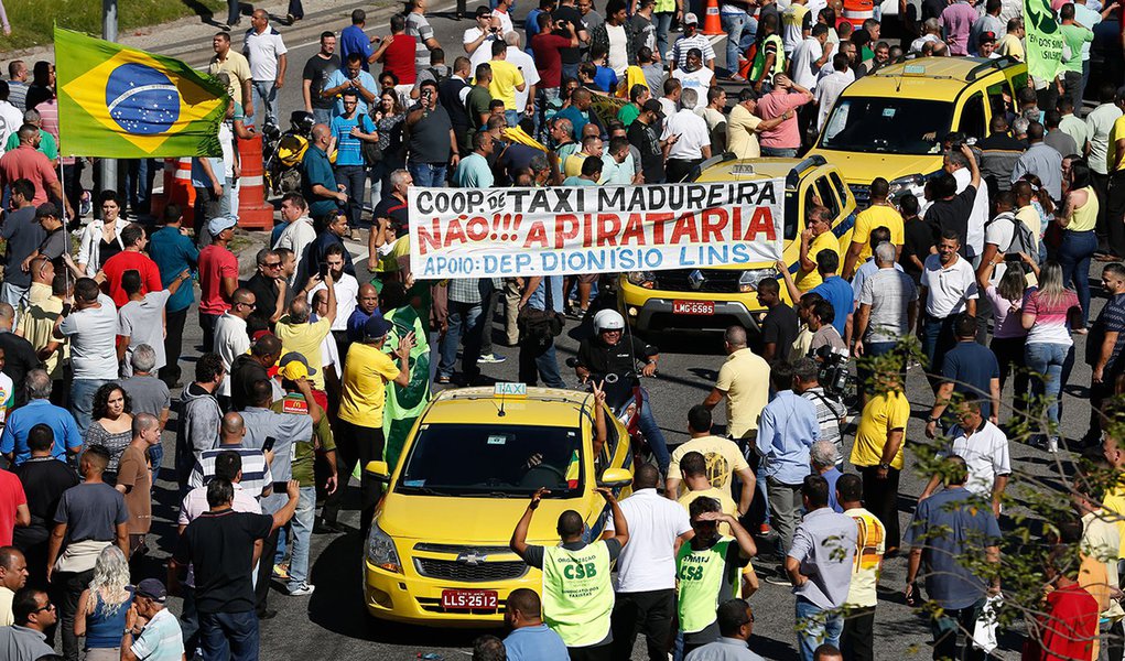 Rio de Janeiro - Taxistas protestam contra aplicativos de transportes de passageiros em carro particular, como nos serviços oferecidos por empresas como Uber e 99 Pop (Tânia Rêgo/Agência Brasil)