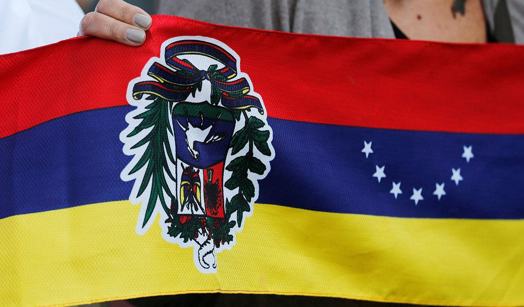 Mulher segura bandeira da Venezuela durante protesto contra a Assembleia Nacional Constituinte, na Cidade do México 30/07/2017 REUTERS/Henry Romero