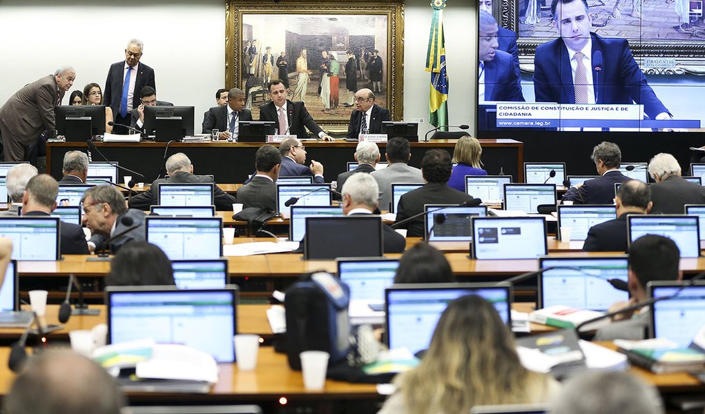 Brasília - Comissão de Constituição e Justiça e de Cidadania (CCJ), realiza sessão para discutir o parecer sobre a denúncia contra o presidente da República, Michel Temer, e os ministros Eliseu Padilha e Moreira Franco (Marcelo Camargo/Agência Brasil)