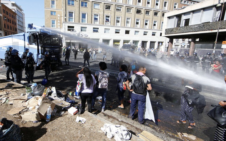 Polícia italiana usa canhões de água para expulsar refugiados acampados em praça, em Roma 24/08/2017 REUTERS/Yara Nardi