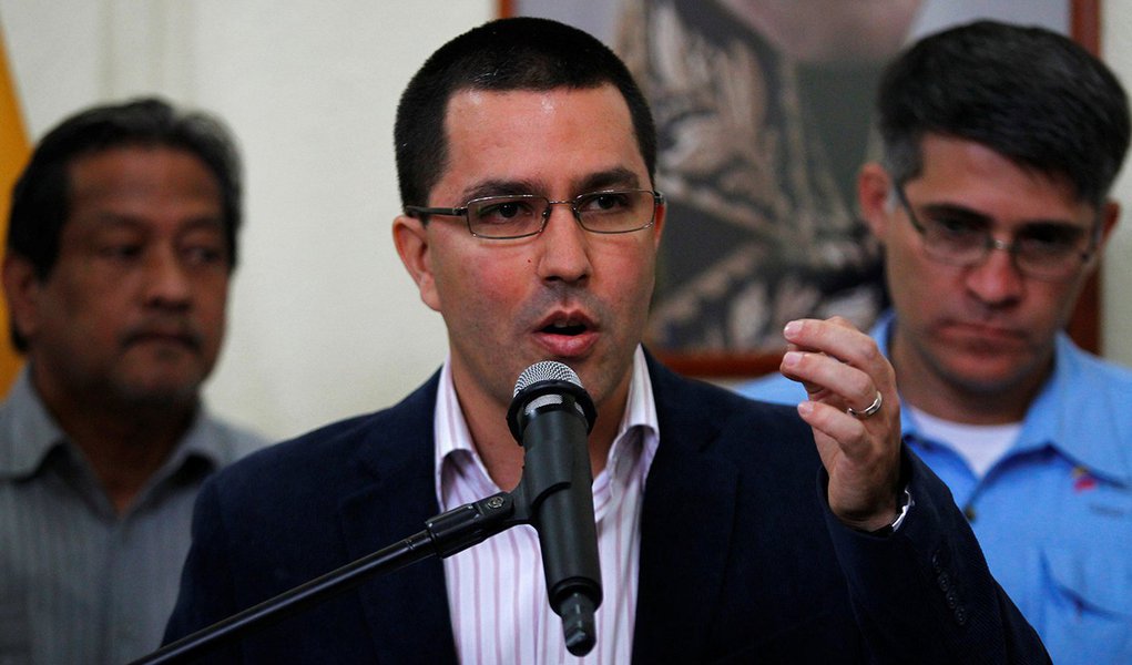FILE PHOTO: Venezuela's Vice-President Jorge Arreaza talks to the media during a news conference in Caracas, Venezuela, September 25, 2013. REUTERS/Carlos Garcia Rawlins/File Photo