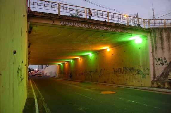 Ilumina��o com tem�tica com cores da copa, o viaduto Desembargador Washington Luiz no Farol. Foto:Marco Ant�nio/Secom Macei� *** Local Caption *** Ilumina��o Copa do Mundo