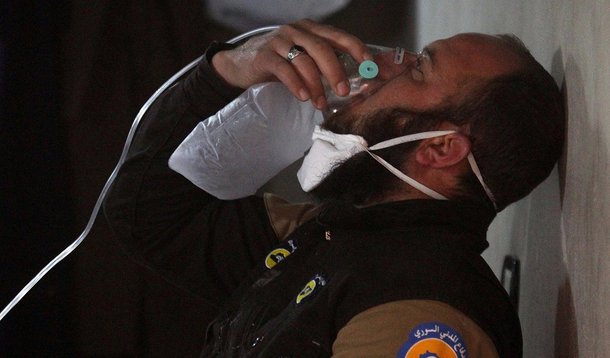 Membro da proteção civil respira com máscara de oxigênio após suposto ataque de gás na cidade de Khan Sheikhoun, na província de Idlib, controlada por rebeldes. Síria 04/04/2017 REUTERS/Ammar Abdullah