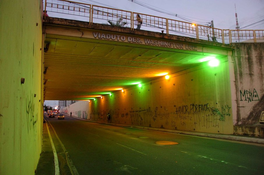 Ilumina��o com tem�tica com cores da copa, o viaduto Desembargador Washington Luiz no Farol. Foto:Marco Ant�nio/Secom Macei� *** Local Caption *** Ilumina��o Copa do Mundo