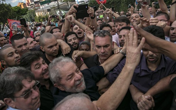 O ex-presidente Lula chega em sua residência em São Bernardo do Campos