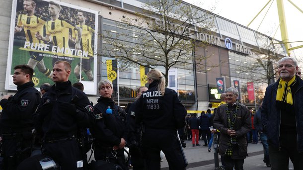 Polícia patrulha ruas de Dortmund, Alemanha, após explosões causadas por bombas jogadas contra ônibus do time Borussia Dortmund