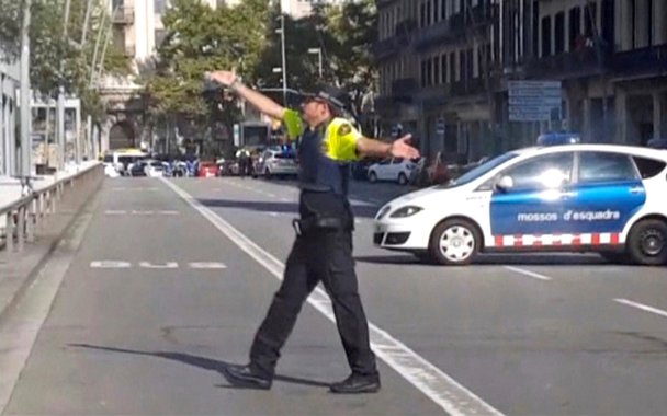 Imagem de vídeo mostra policial gesticulando em local de ataque em Barcelona 17/8/2017 REUTERS TV via REUTERS