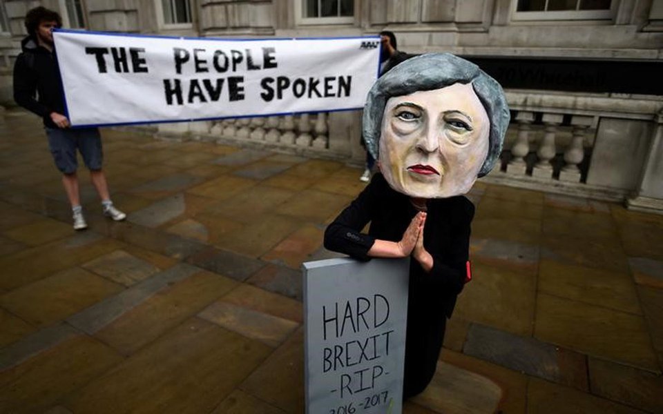 Manifestante usa máscara de primeira-ministra britânica, Theresa May, um dia após eleição no Reino Unido, em Londres. 09/06/2017 REUTERS/Clodagh Kilcoyne