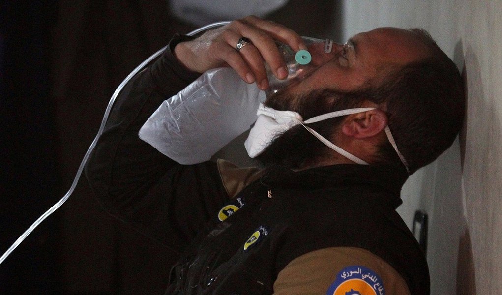 Membro da proteção civil respira com máscara de oxigênio após suposto ataque de gás na cidade de Khan Sheikhoun, na província de Idlib, controlada por rebeldes. Síria 04/04/2017 REUTERS/Ammar Abdullah