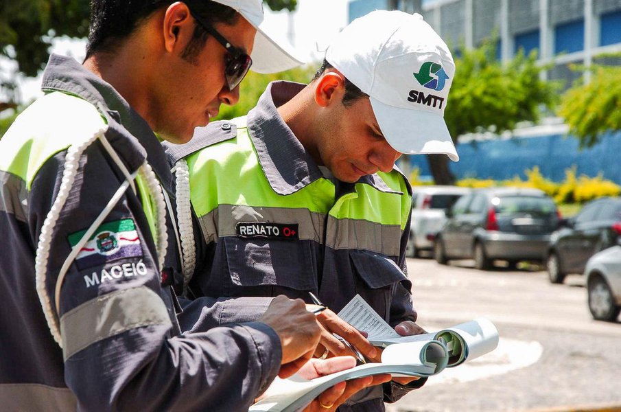 SMTT - Agentes de Tr�nsito Trabalhando no bairro do Farol. Foto:Marco Ant�nio/Secom Macei� *** Local Caption *** SMTT - Agentes de Tr�nsito