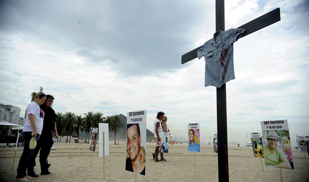 Rio de Janeiro - A ONG Rio da Paz faz ato público em memória dos PMs mortos em 2015. Fotos de todos os policiais que sofreram morte violenta foram espalhadas na areia de Copacabana (Tânia Rêgo/Agência Brasil)