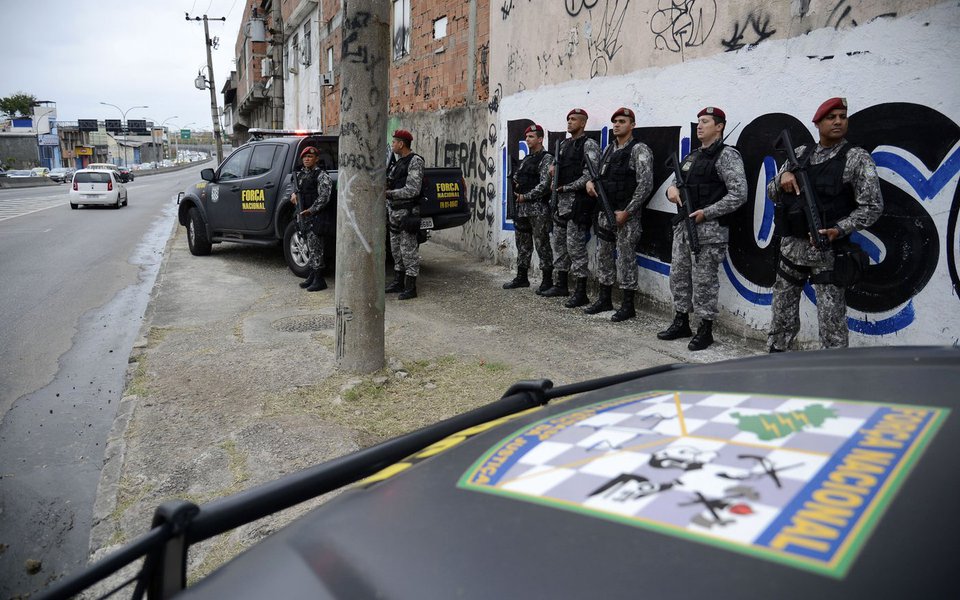 Rio de Janeiro - Membros da Força Nacional patrulham entorno do complexo de favelas da Maré durante o 1º turno das eleições 2016. (Fernando Frazão/Agência Brasil)