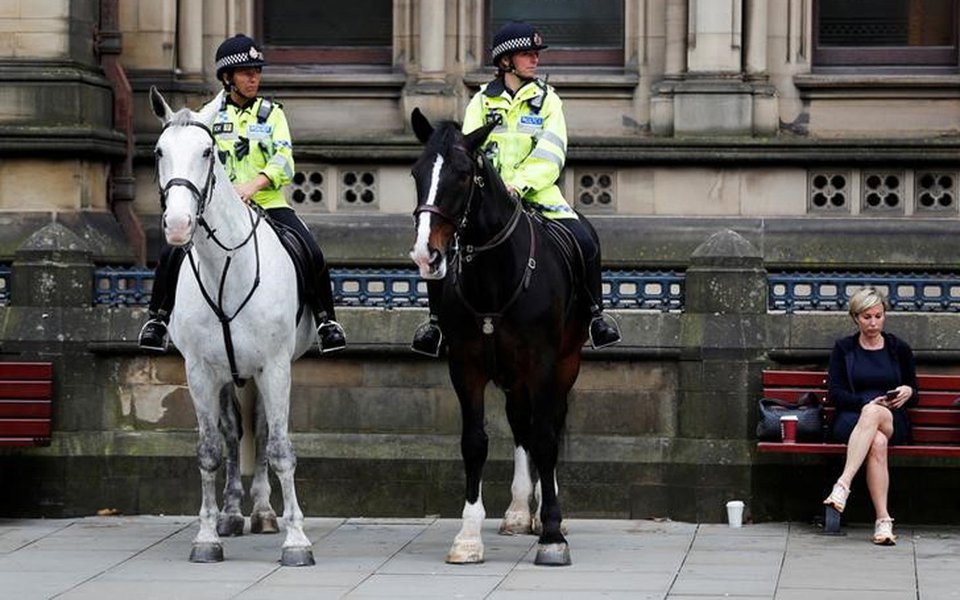 Policiais fazem segurança em Manchester 24/5/2017 REUTERS/Darren Staples