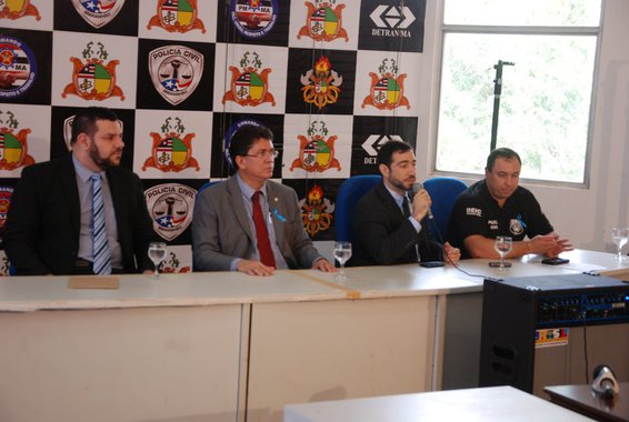 Secretário Jefferson Portela, delegado geral Augusto Barros e o superintendente da Seic, Tiago Bardal durante apresentação do trio suspeito de assaltar a agência da Caixa Econômica em Bacabal. Foto: Nilson Figueiredo
