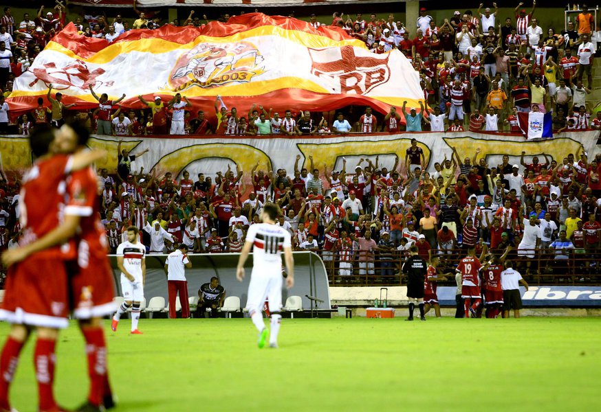 Maceió, 26 de setembro de 2015 Lance do jogo entre CRB x Santa Cruz-PE, em partida válida pela 30ª rodada da Série B do Campeonato Brasileiro, realizado no Estádio Rei Pelé. Alagoas - Brasil. Foto: Ailton Cruz