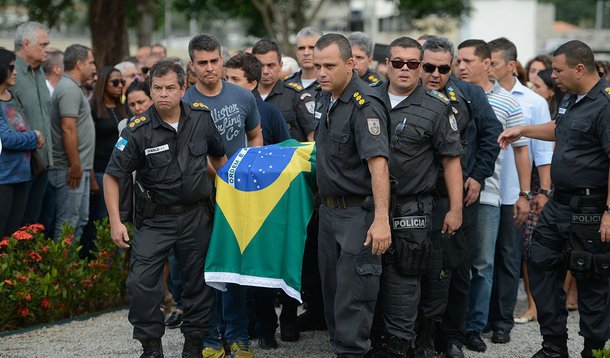 Rio de Janeiro - Policiais militares e parentes enterram o coronel Luiz Gustavo Teixeira, comandante do Batalhão do Meier, assassinado a tiros por criminosos, no cemitério Jardim da Saudade (Fernando Frazão/Agência Brasil)