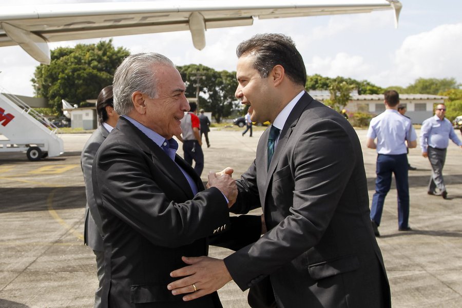 Maceió - Presidente Michel Temer recebe os cumprimentos do Governador de Alagoas, Renan Filho durante sua chegada a Maceió - AL ( Beto Barata/PR)