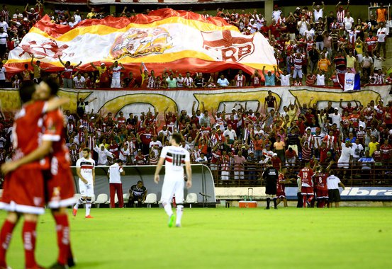 Maceió, 26 de setembro de 2015 Lance do jogo entre CRB x Santa Cruz-PE, em partida válida pela 30ª rodada da Série B do Campeonato Brasileiro, realizado no Estádio Rei Pelé. Alagoas - Brasil. Foto: Ailton Cruz