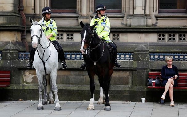 Policiais fazem segurança em Manchester 24/5/2017 REUTERS/Darren Staples