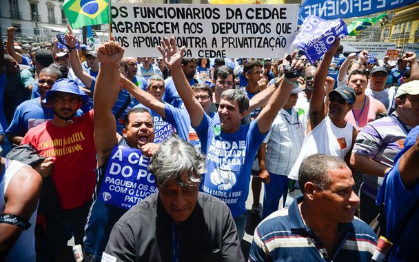 Rio de Janeiro - Manifesta��o de funcion�rios da Cedae termina em confronto com a Pol�cia Militar no centro da capital fluminense (Tomaz Silva/Ag�ncia Brasil)