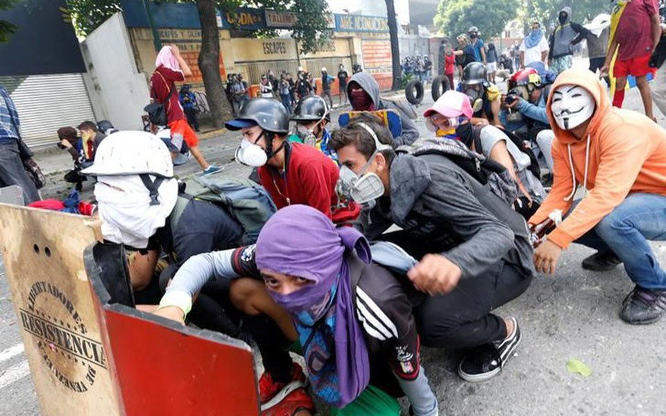 Manifestantes protestam durante greve contra Maduro em Caracas 26/7/2017 REUTERS/Andres Martinez Casares