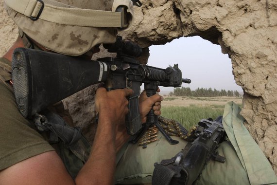 A U.S. Marine from the 24th Marine Expeditionary Unit, observes after firing on a Taliban position near the town of Garmser in Helmand Province, Afghanistan, Saturday, May 3, 2008. Afeganistão, combate, Guerra, Talibã