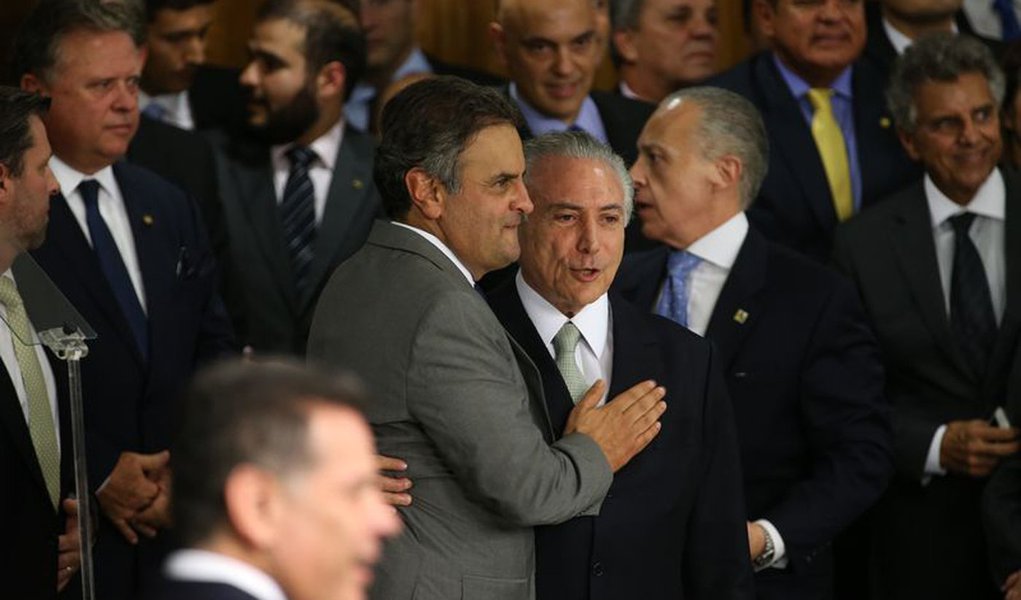 Bras�lia - O presidente interino Michel Temer durante cerim�nia de posse aos novos ministros de seu governo, no Pal�cio do Planalto. � esquerda, o senador A�cio Neves (Marcello Casal Jr/Ag�ncia Brasil)