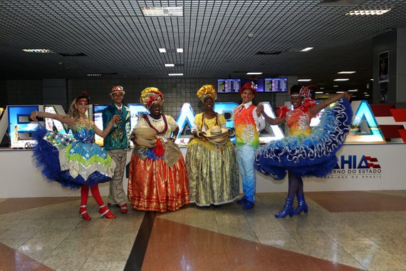Governo do Estado da Bahia por meio da Superintendência de Fomento ao Turismo (Bahiatursa) recebe turistas no aeroporto internacional de Salvador com trios de forró, quadrilhas e baianas