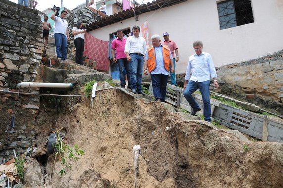 Vice Prefeito Marcelo Palmeira Visita Grota Na Rua Augusta, No Bairro do Jacintinho Ap�s Chuvas. Fot:Marco Antonio/Secom Macei� *** Local Caption *** Vice Prefeito Marcelo Visita Grota