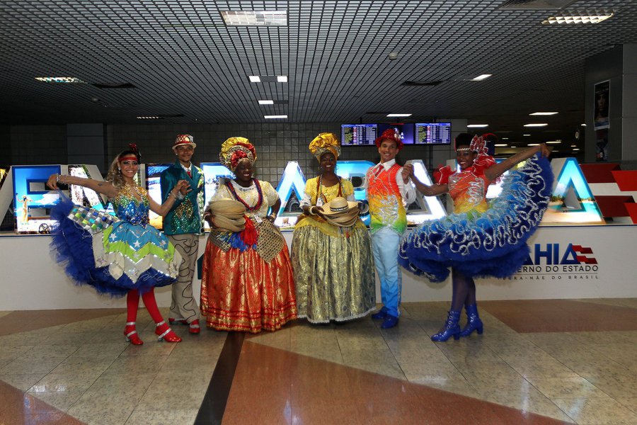 Governo do Estado da Bahia por meio da Superintendência de Fomento ao Turismo (Bahiatursa) recebe turistas no aeroporto internacional de Salvador com trios de forró, quadrilhas e baianas