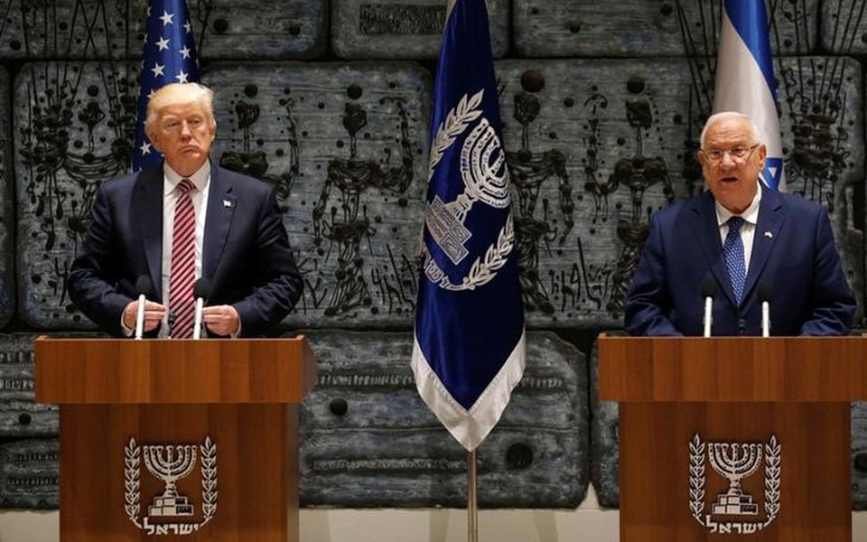 Presidente dos EUA, Donald Trump, e presidente de Israel, Reuven Rivlin, fazem pronunciamento em conjunto na residência de Rivlin em Jerusalém. 22/05/2017 REUTERS/Jonathan Ernst
