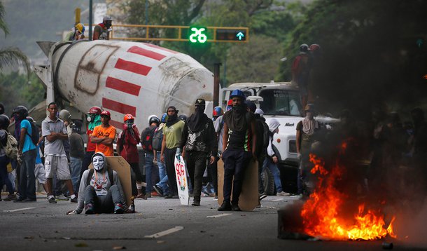 Manifestantes usam caminhão para fazer barricada durante protesto contra o presidente da Venezuela, Nicolás Maduro, em Caracas. 22/05/2017 REUTERS/Carlos Barria