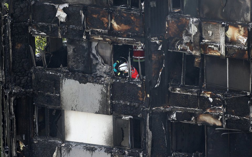 Bombeiro examina prédio de apartamentos severamente danificado por incêndio em Londres. 14/06/2017 REUTERS/Neil Hall