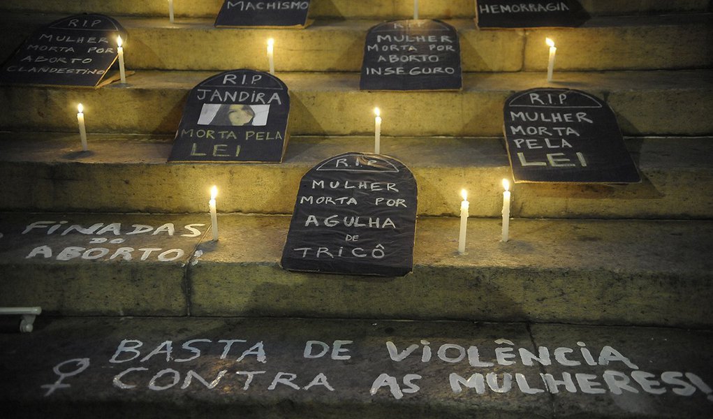 Rio de Janeiro - Protesto no Dia Internacional de Combate à Violência contra a Mulher, pelo fim da violência contra as mulheres e contra o PL 5069/13, em frente à Câmara de Vereadores (Fernando Frazão/Agência Brasil)