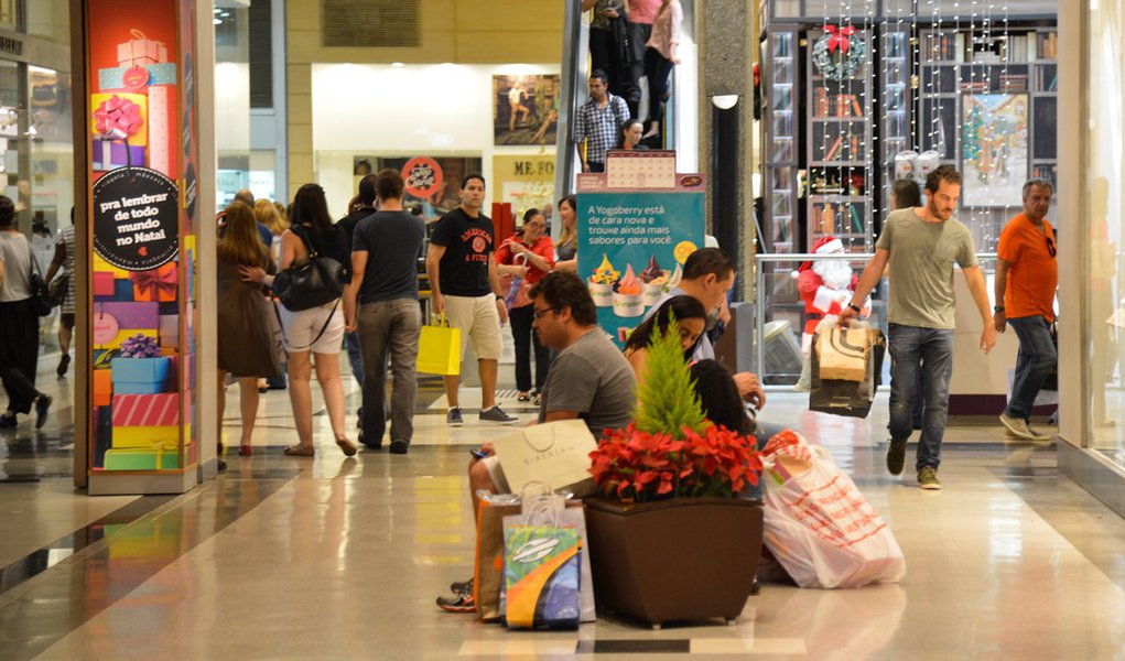 Shopping no centro de Brasília tem movimento intenso no último fim de semana antes do Natal