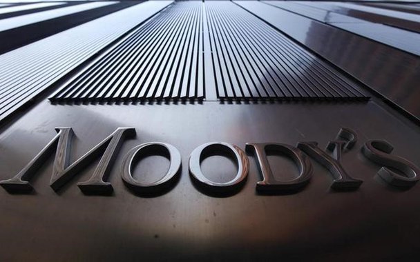 Logo da Moody's no World Trade Center em Nova York 2/8/2011 REUTERS/Mike Segar