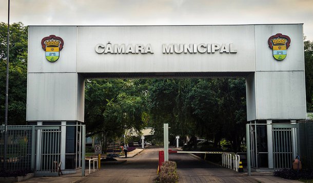 Entrada lateral da Câmara Municipal de Porto Alegre. Palácio Aloísio Filho.